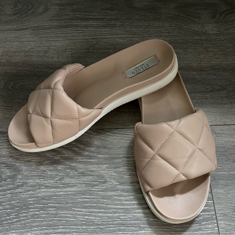 Steven NY Woman’s Beige Flip Flops Size 10M Excellent Condition